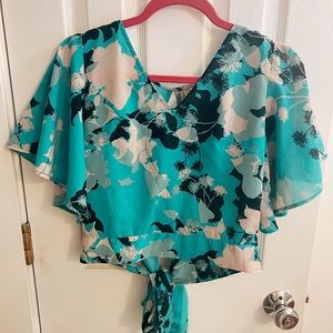 Flutter sleeve open back cropped top with tie